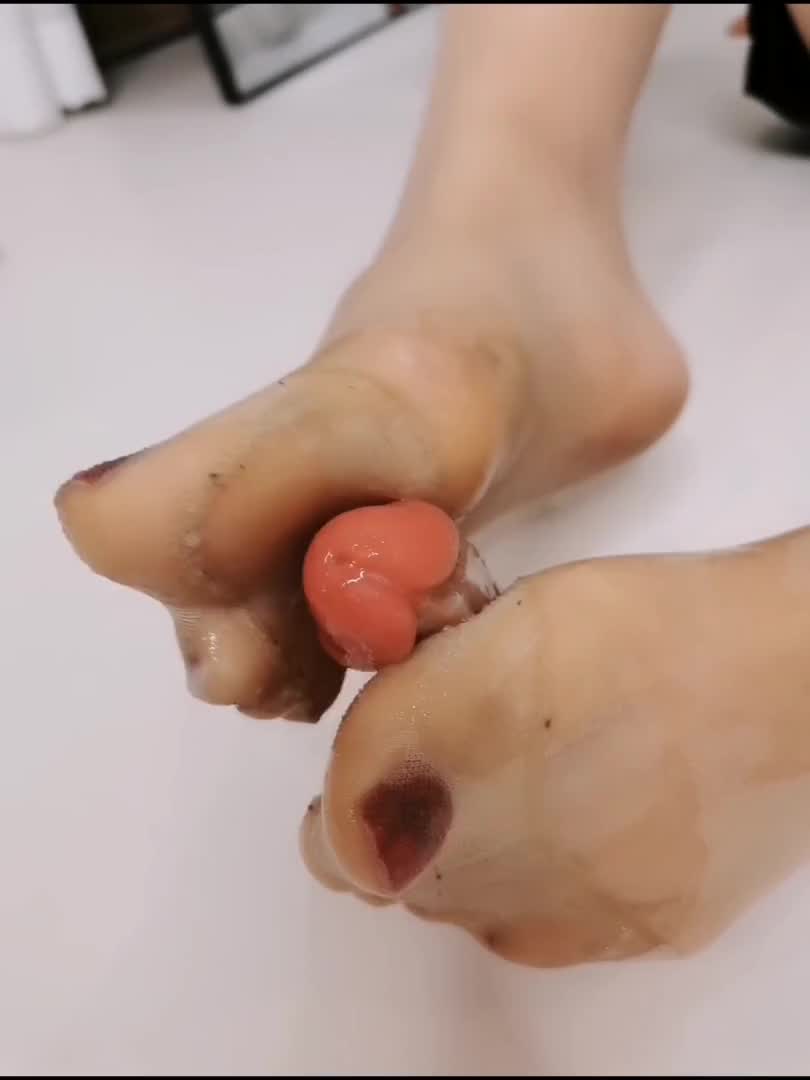 穿着开裆肉丝袜用假玩具练习足交-Loli社